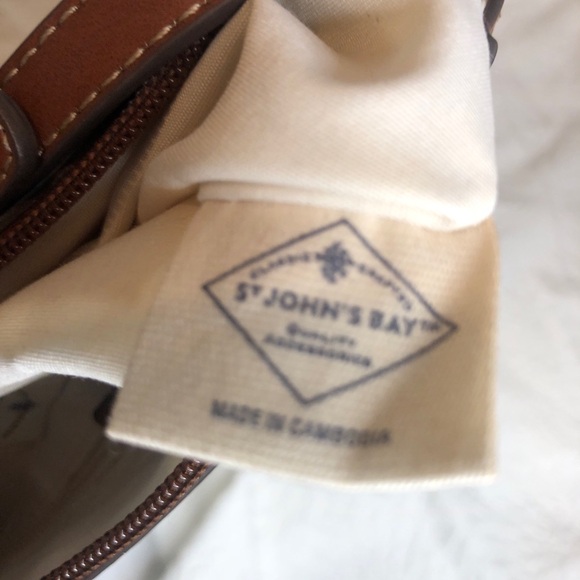 St John’s Bay bundle. Crossbody, tee and long sleeve tee Medium. - Picture 7 of 16